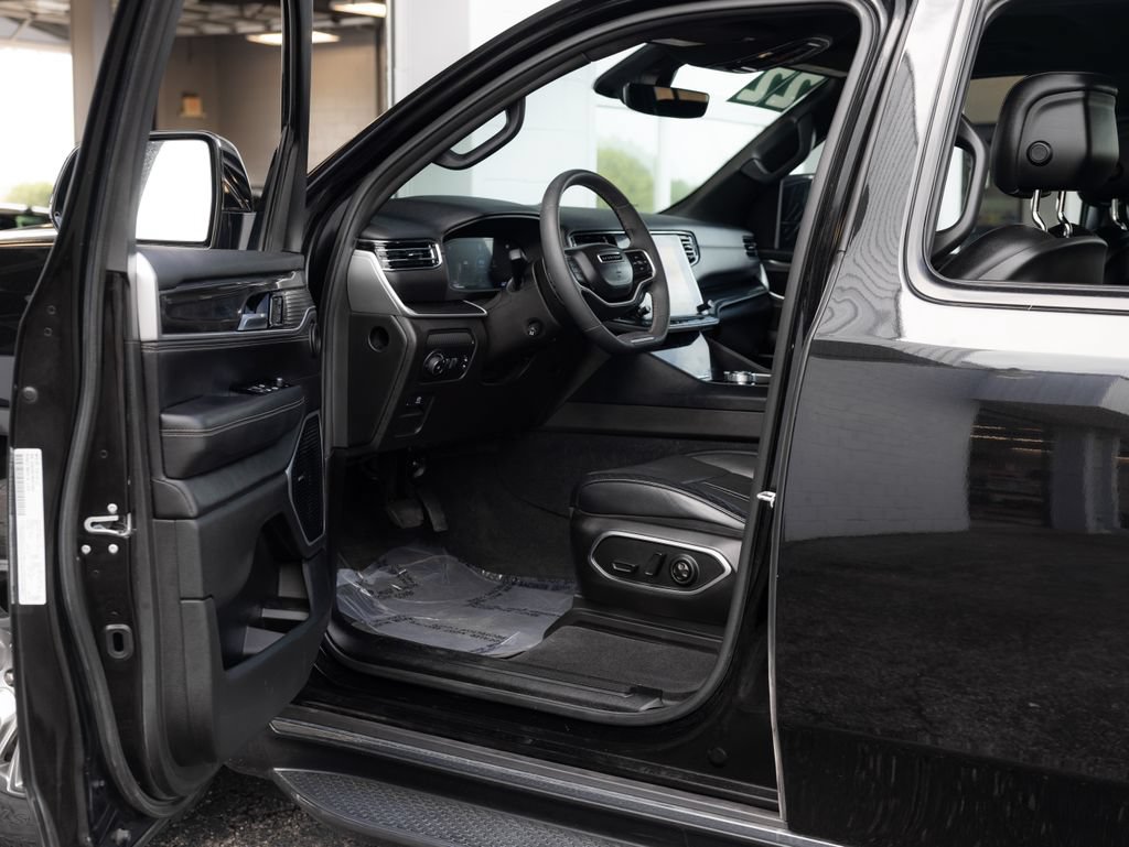 Used 2022 Jeep Wagoneer Series I AWD/4WD image 27