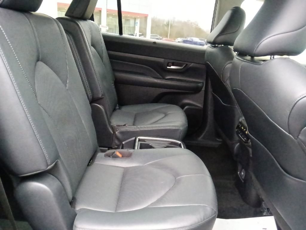Used 2025 Toyota Grand Highlander AWD image 30