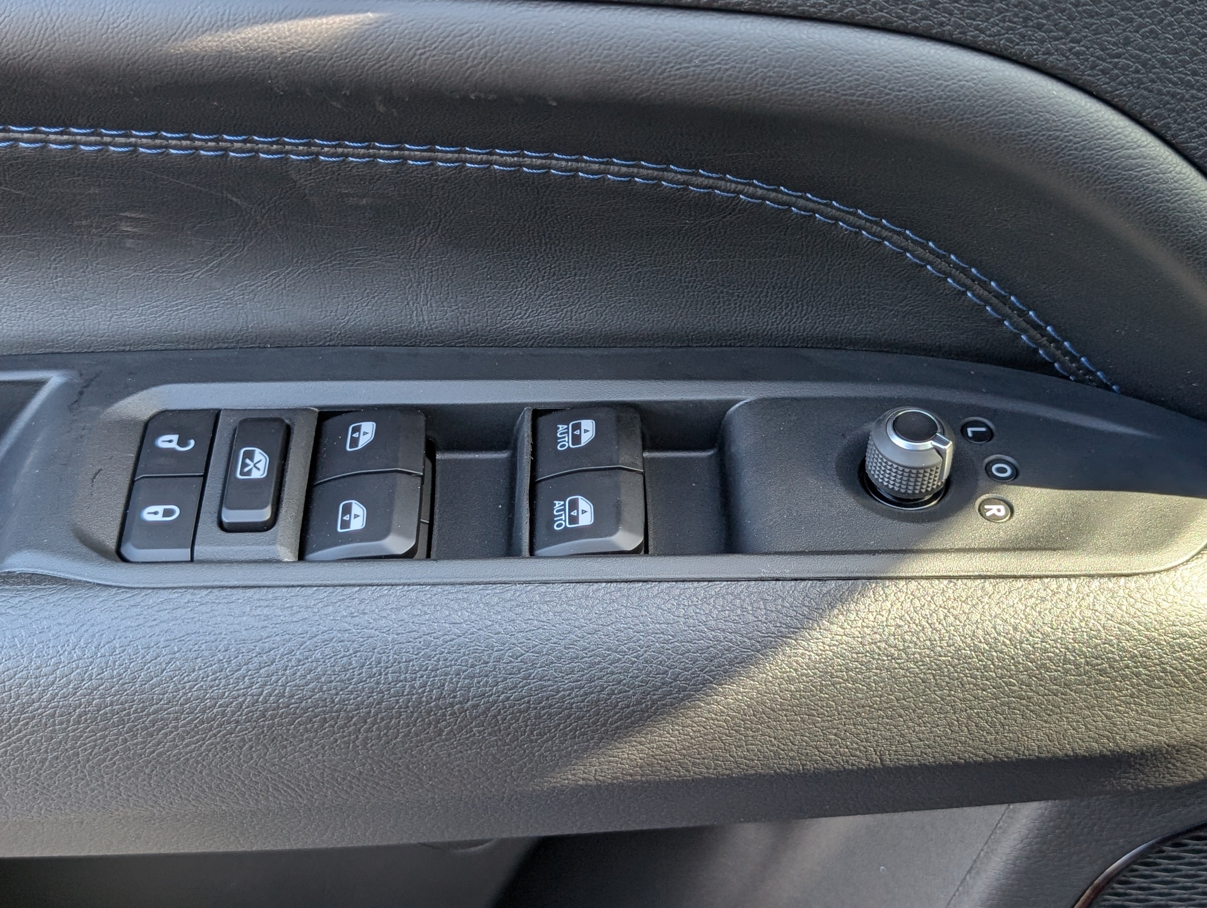 New 2025 Jeep Compass Limited w/ Sun & Sound Group AWD/4WD image 17