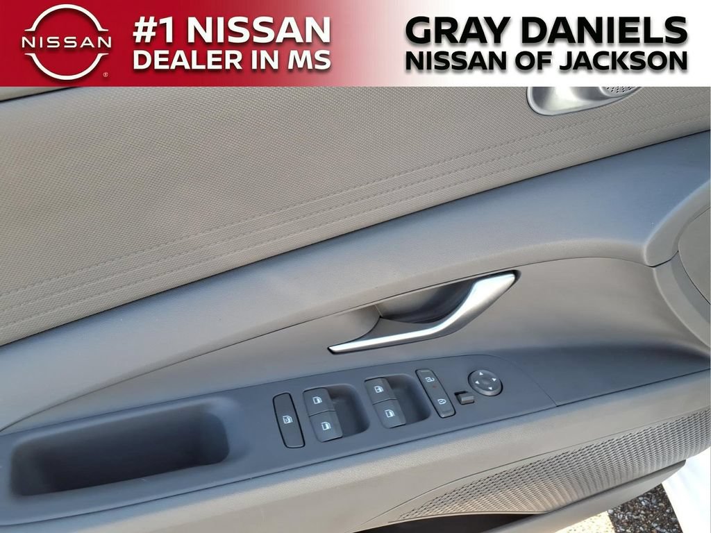 Used 2025 Hyundai Elantra SE FWD image 10