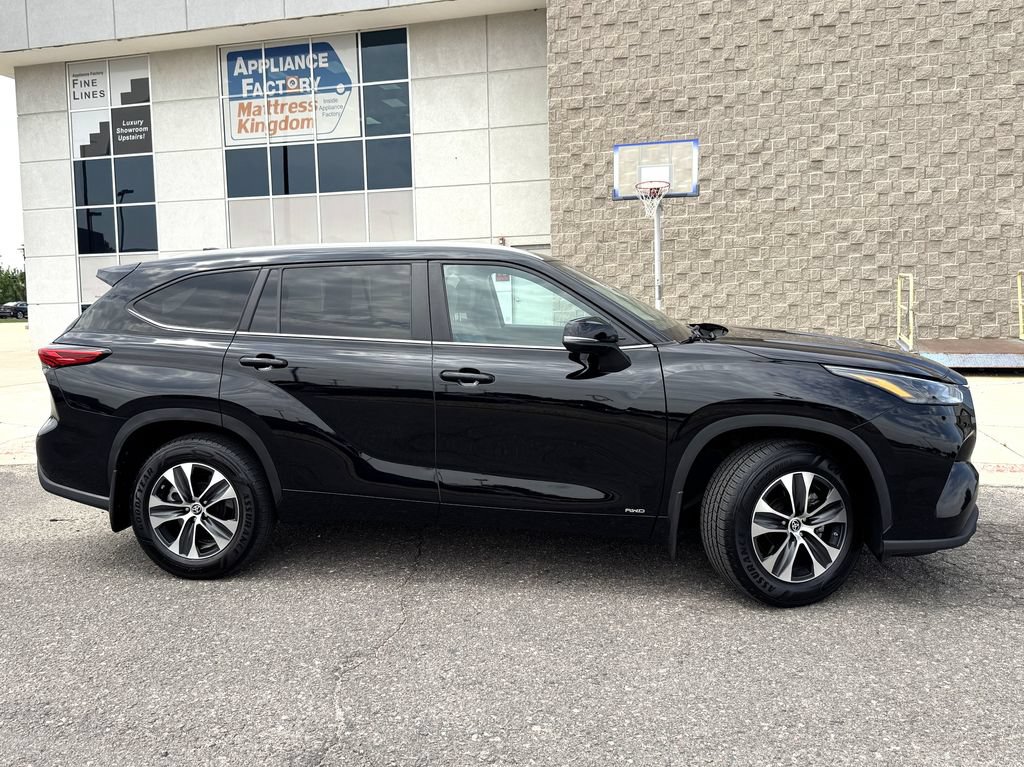 Used 2023 Toyota Highlander XLE AWD/4WD image 5