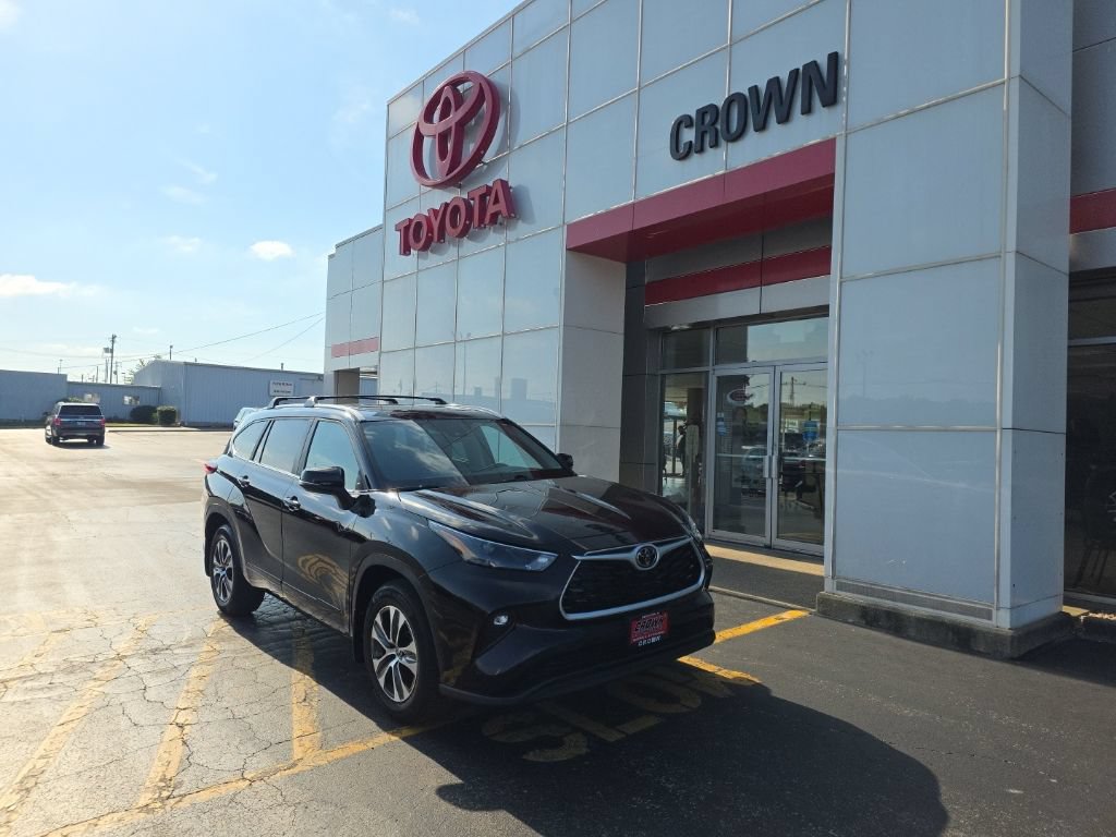 Used 2023 Toyota Highlander XLE AWD/4WD image 1
