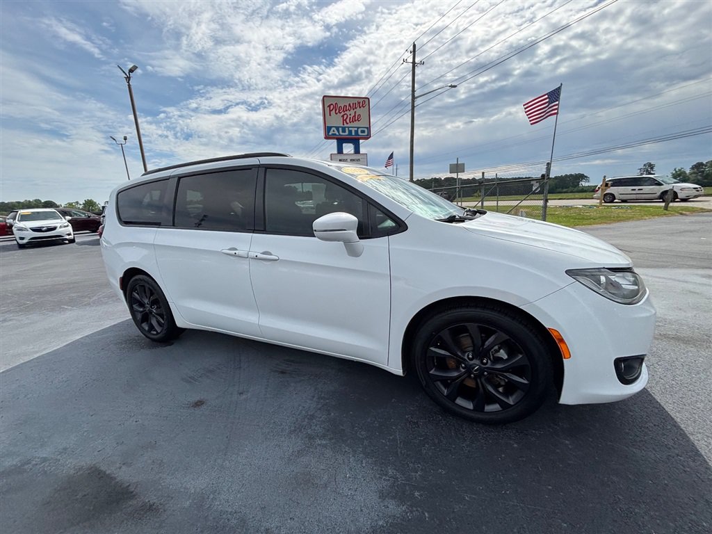 Used 2020 Chrysler Pacifica Limited w/ S Appearance Package FWD image 8