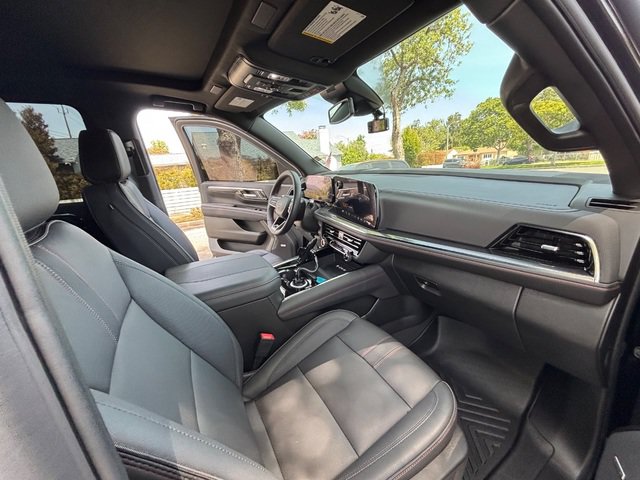 Used 2025 Chevrolet Suburban RST w/ Comfort Package AWD/4WD image 32