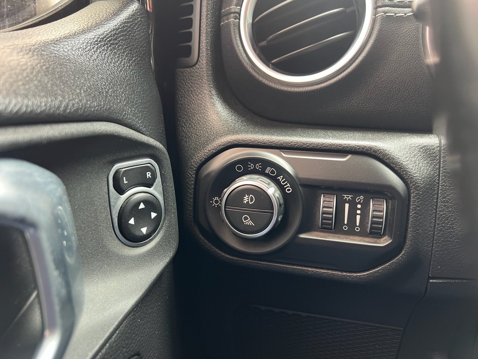 Used 2020 Jeep Gladiator Overland AWD/4WD image 20