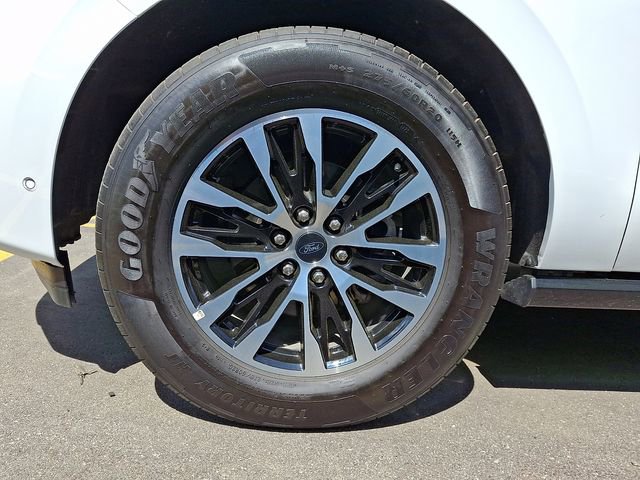 Used 2025 Ford Expedition Platinum image 3