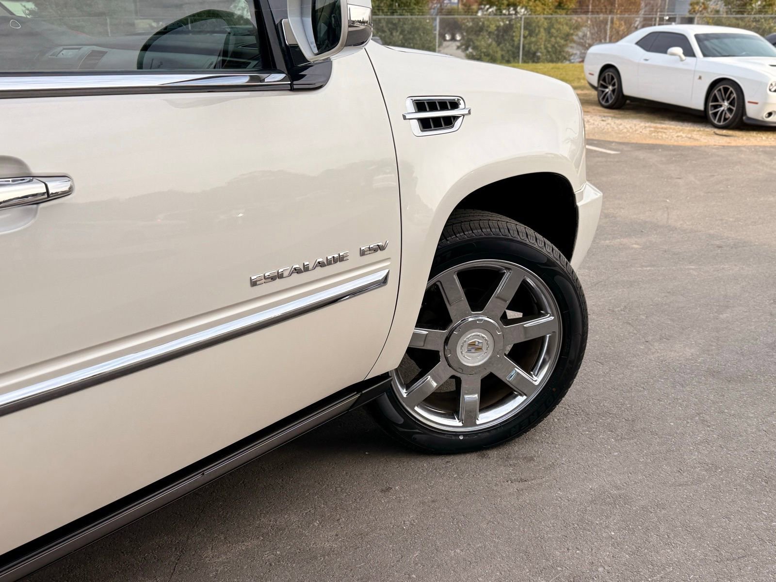 Used 2012 Cadillac Escalade ESV Luxury image 21