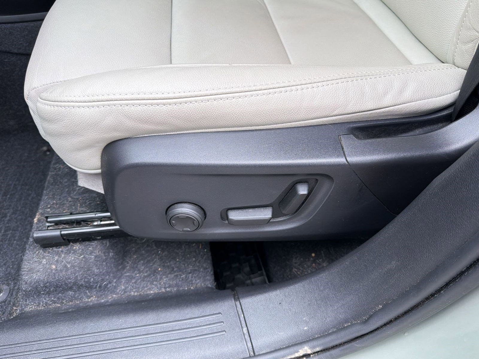 Certified 2023 Volvo XC40 B5 Plus w/ Driver Assist Package image 13