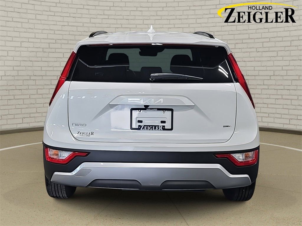 Used 2024 Kia Niro LX image 6