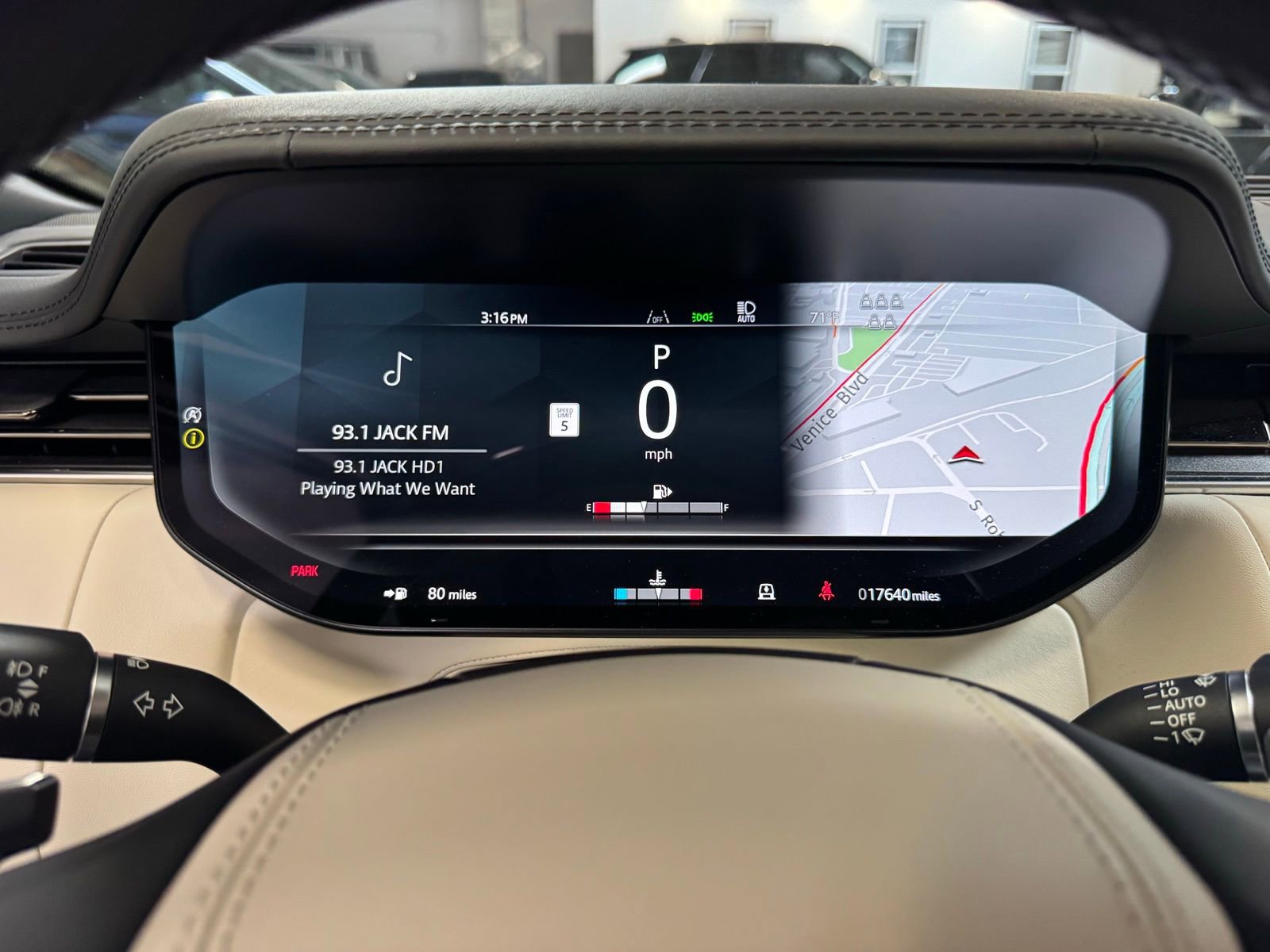 Used 2025 Land Rover Range Rover Long Wheelbase Autobiography image 28