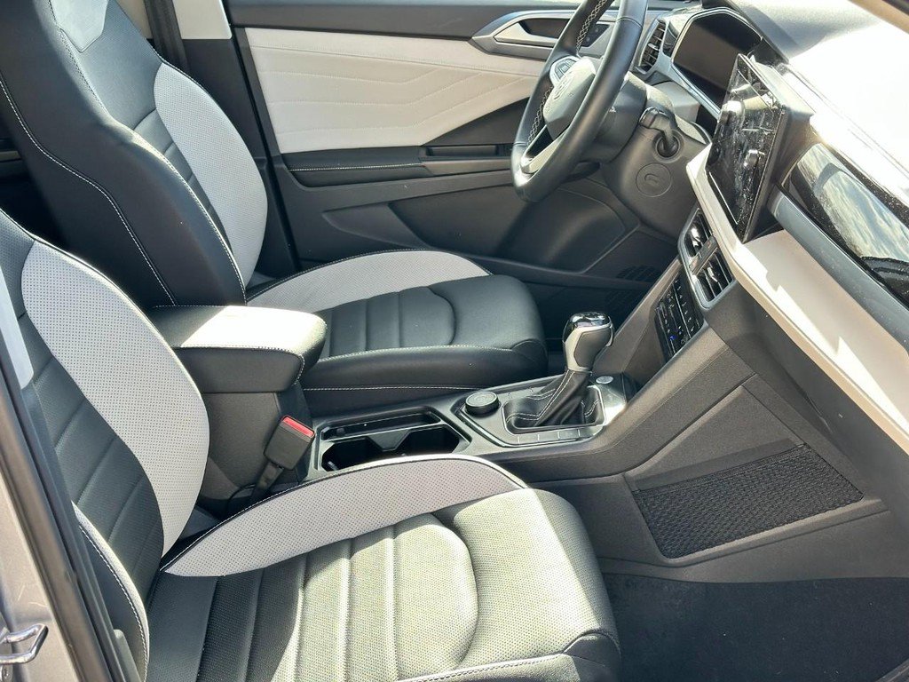 Used 2025 Volkswagen Taos SEL w/ Black Wheel Plus Package image 17