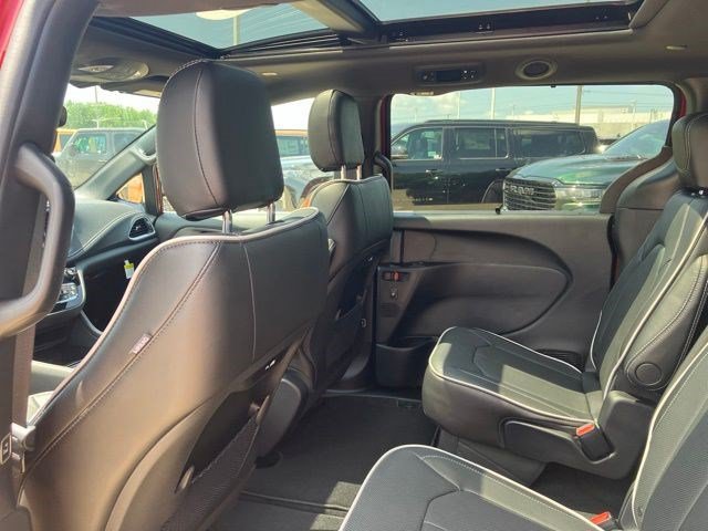 New 2027 Chrysler Pacifica Limited AWD/4WD image 24