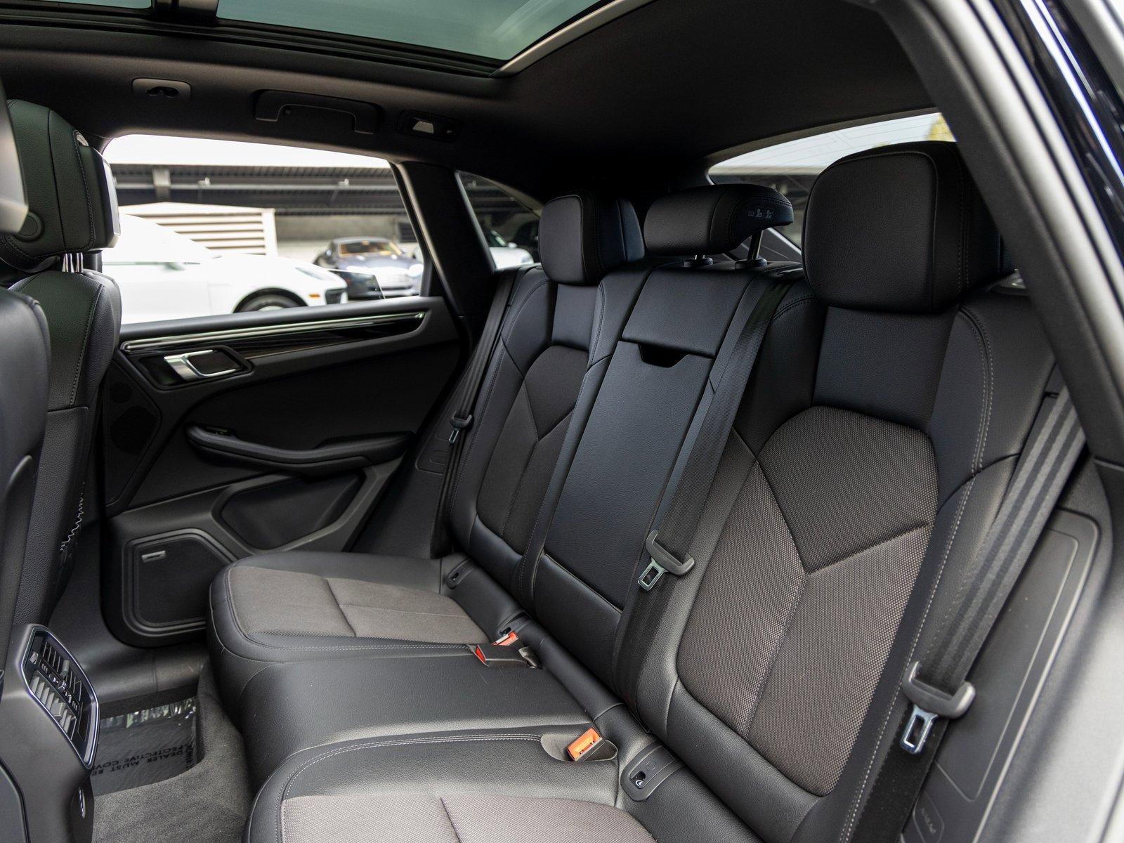 Certified 2025 Porsche Macan image 40