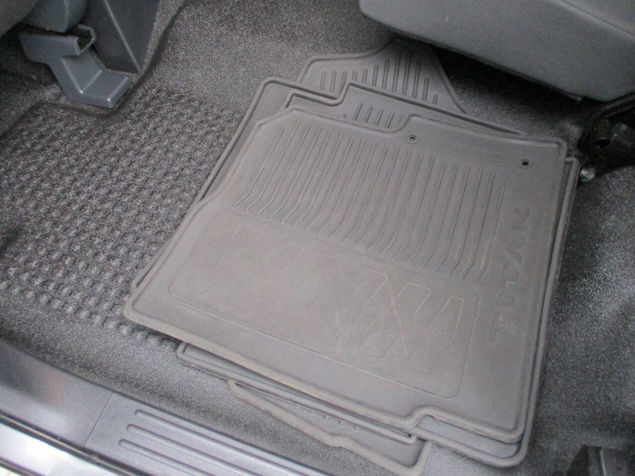 Used 2023 Nissan Titan S image 21