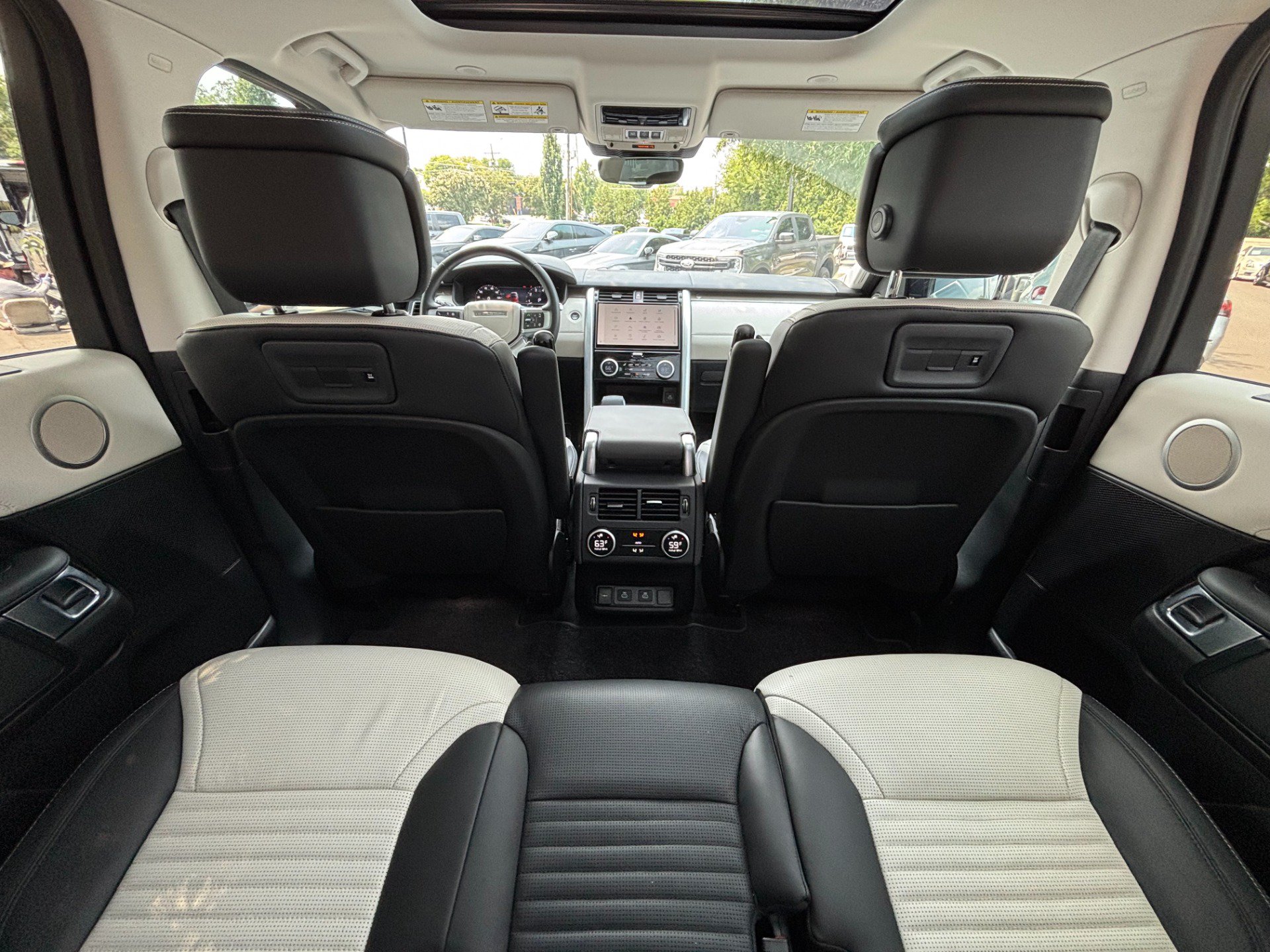 Used 2025 Land Rover Discovery Metropolitan Edition AWD/4WD image 46