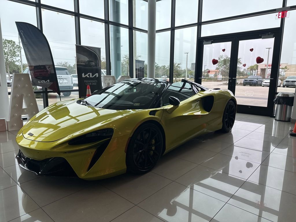 Used 2025 McLaren Artura Spider image 2