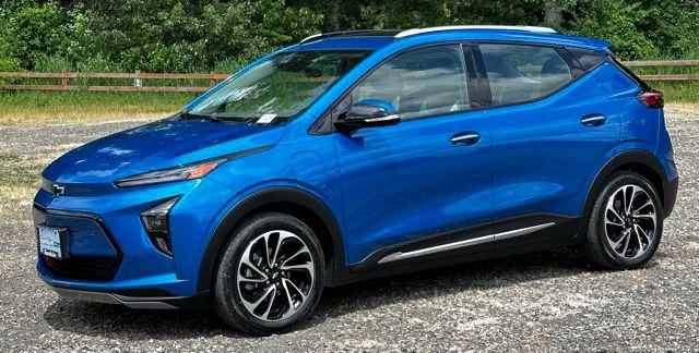 Used 2023 Chevrolet Bolt EUV Premier w/ Sun & Sound Package FWD image 5