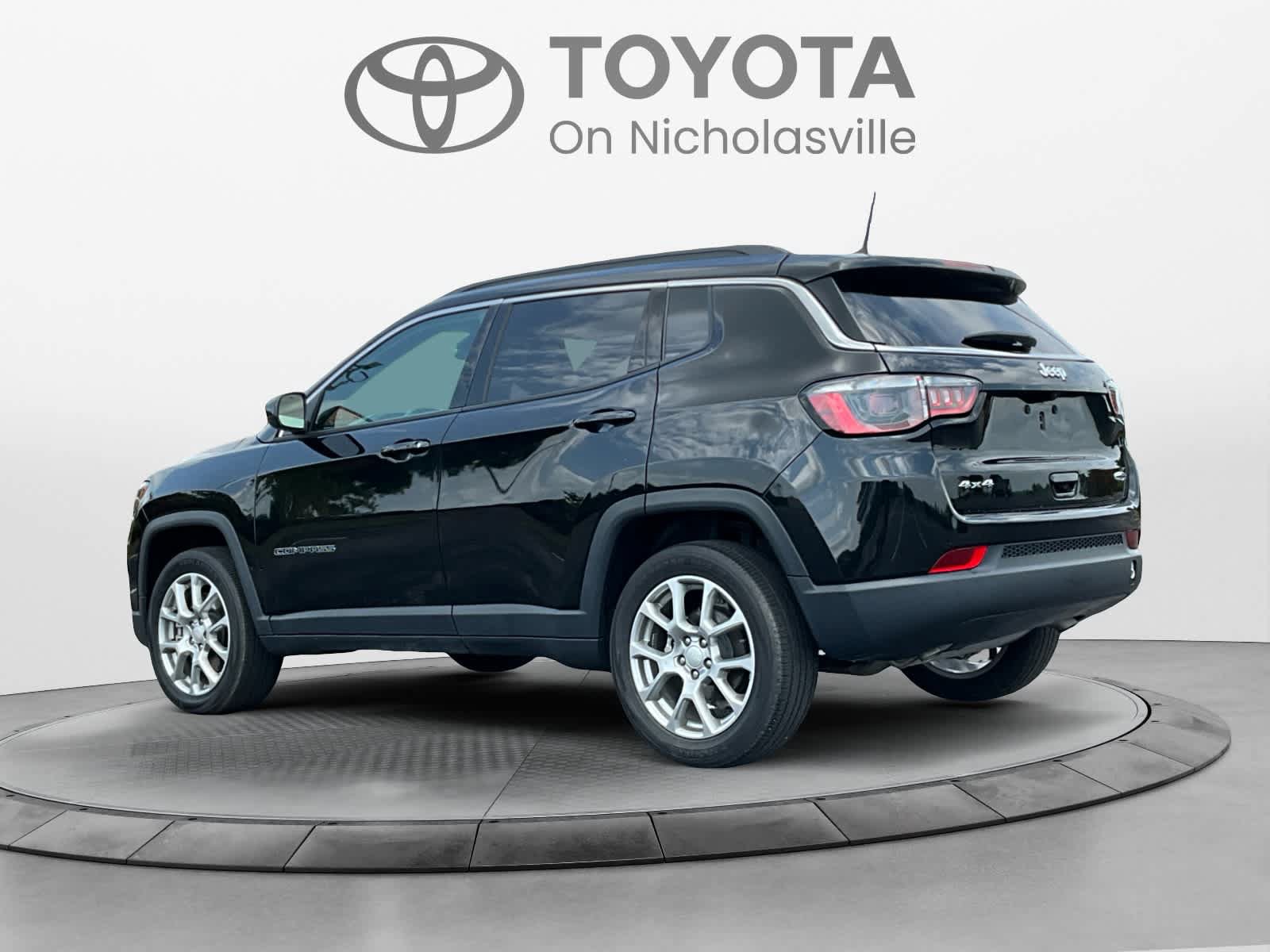 Used 2024 Jeep Compass Latitude AWD/4WD image 3
