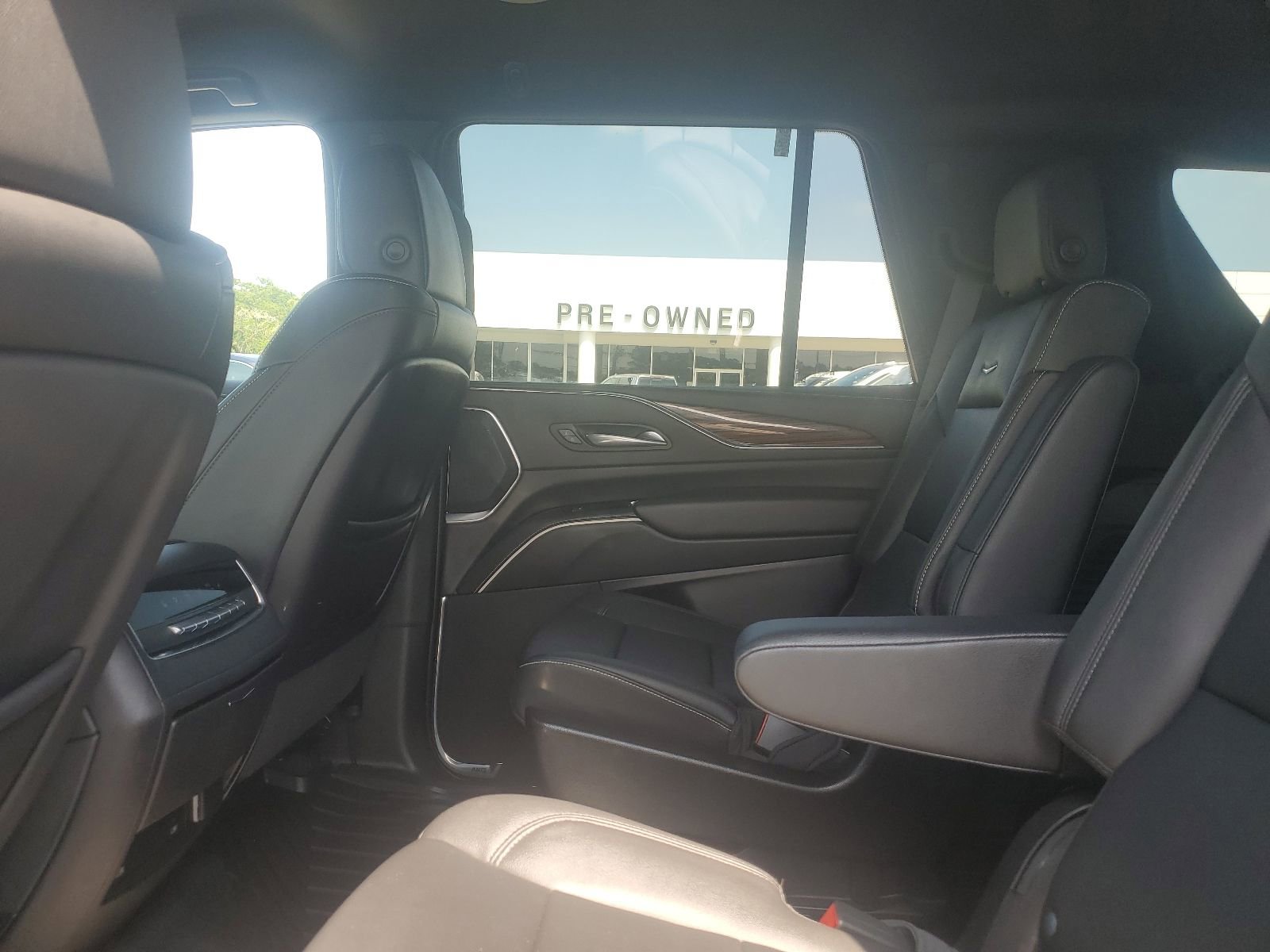 Used 2024 Cadillac Escalade Luxury RWD image 13