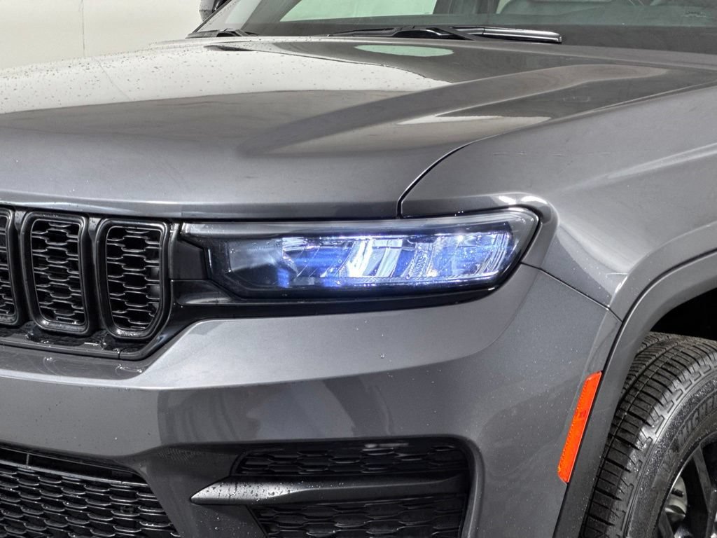 Certified 2025 Jeep Grand Cherokee Altitude AWD/4WD image 2
