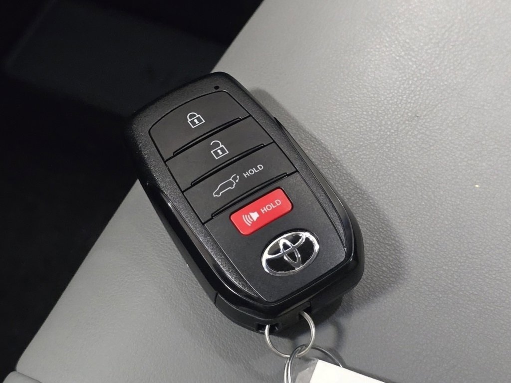Used 2024 Toyota Venza XLE image 34