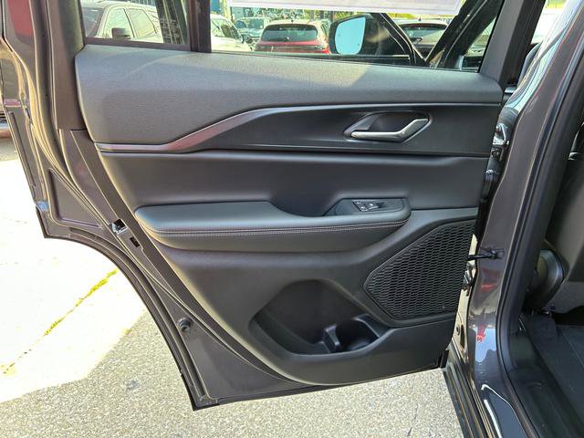 New 2025 Jeep Grand Cherokee Altitude image 9