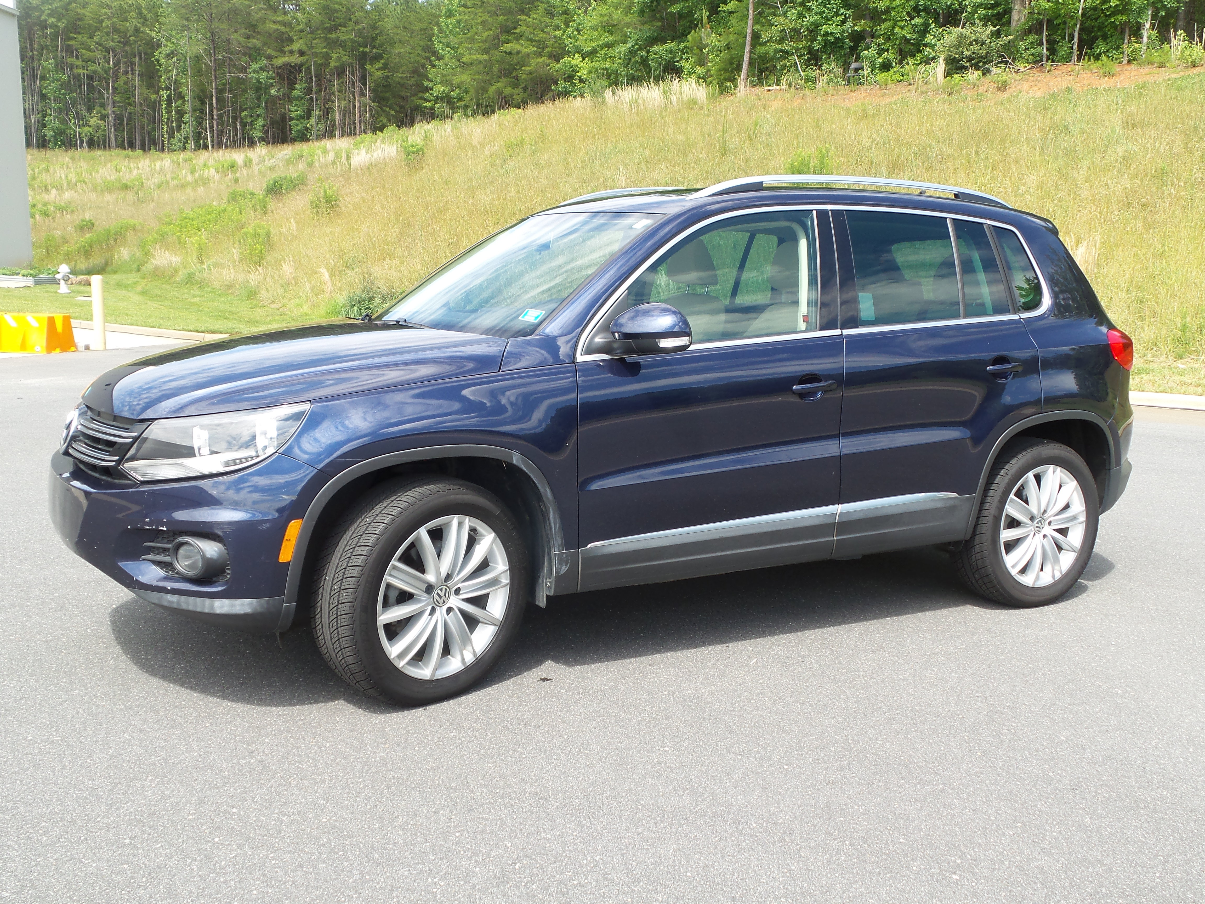 Used 2015 Volkswagen Tiguan SEL FWD image 1