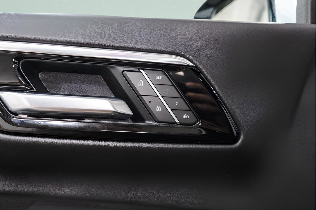 Used 2025 Chevrolet Tahoe LT image 28