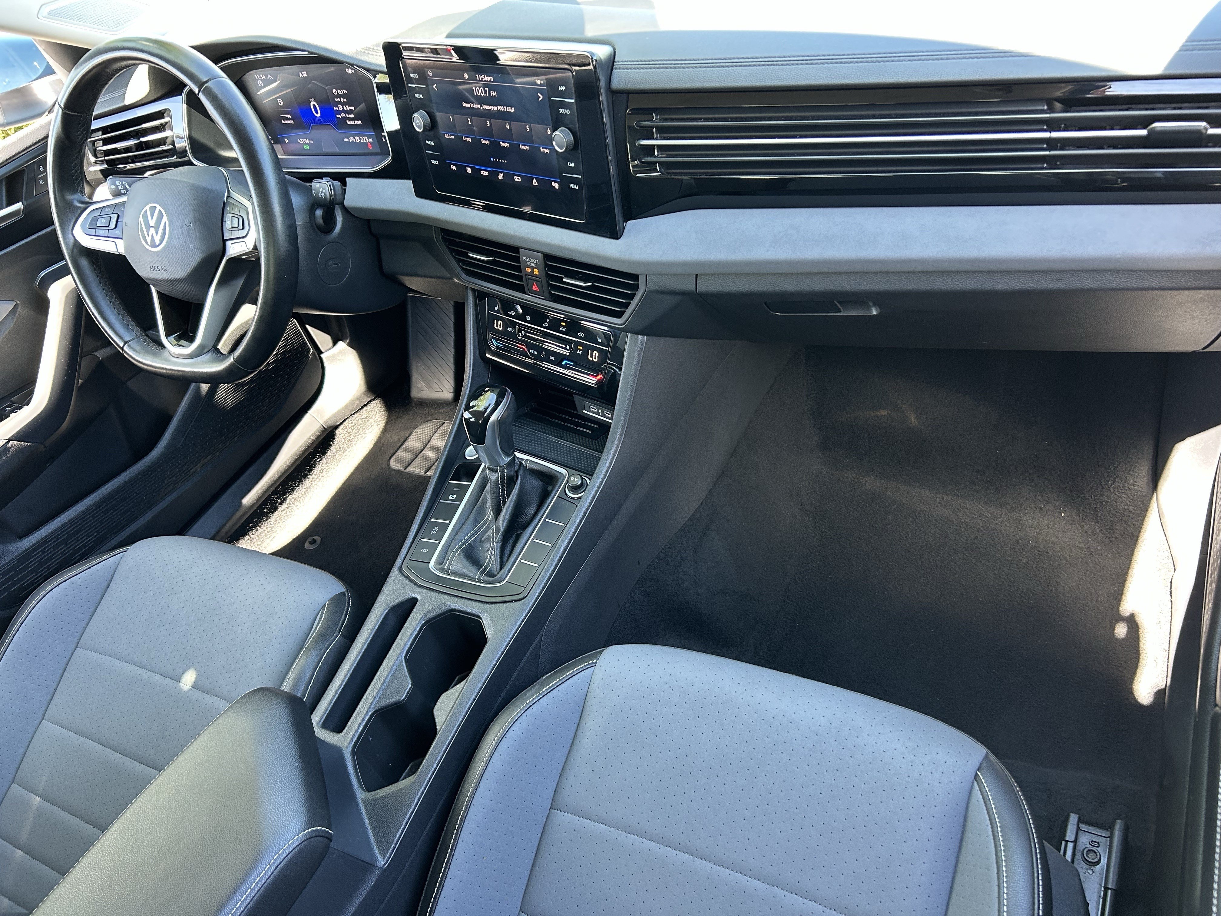 Used 2025 Volkswagen Jetta SE FWD image 10