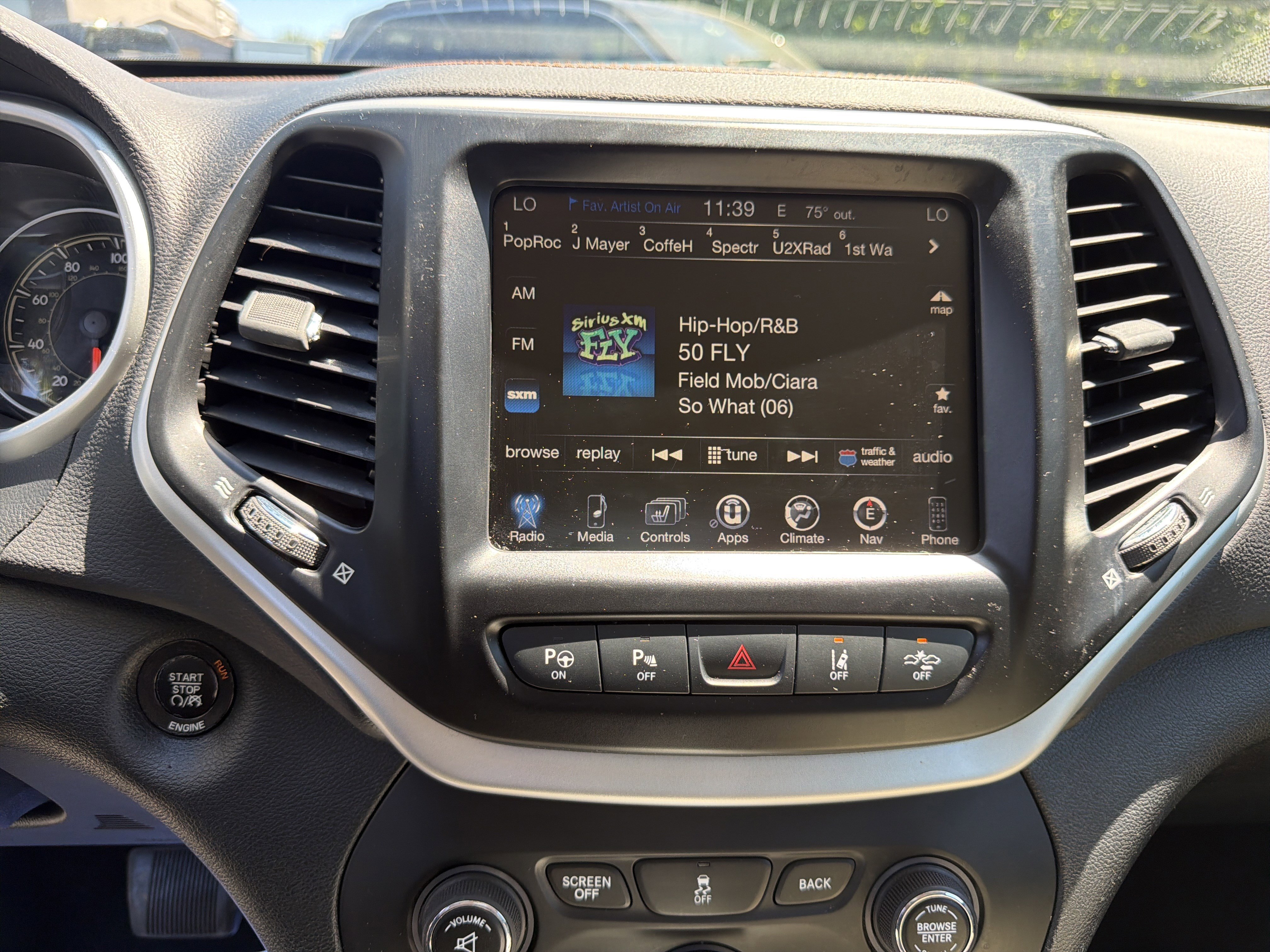 Used 2016 Jeep Cherokee Limited w/ Luxury Group AWD/4WD image 24