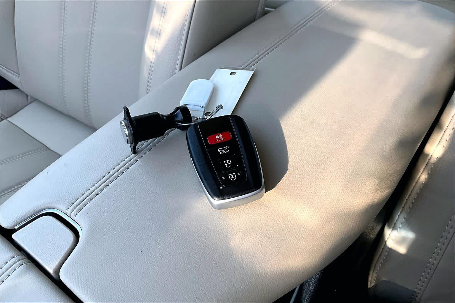 Used 2019 Toyota Avalon XLE w/ Moonroof Package FWD image 15