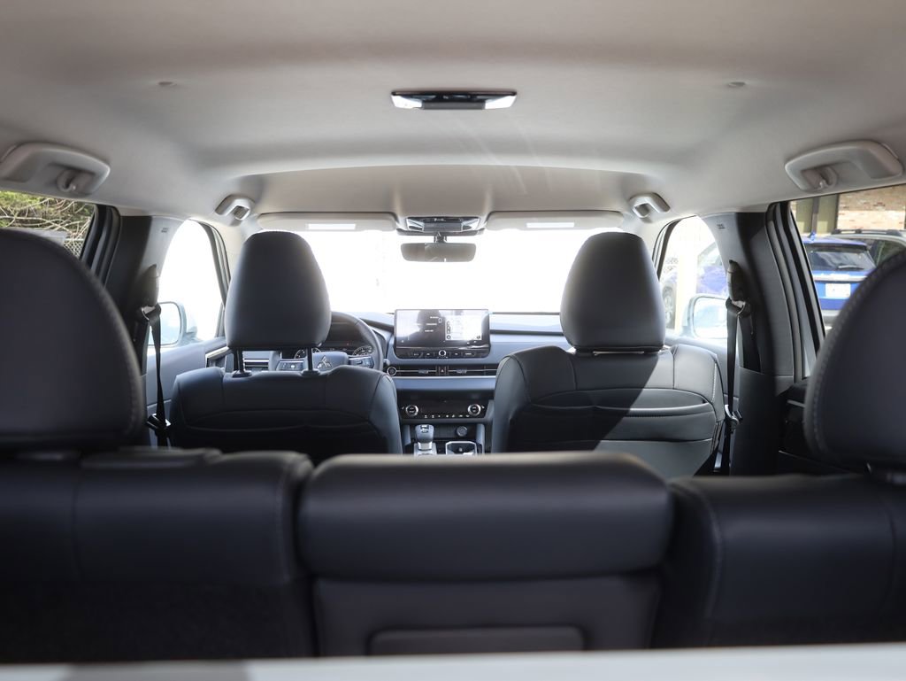 New 2025 Mitsubishi Outlander SE image 26