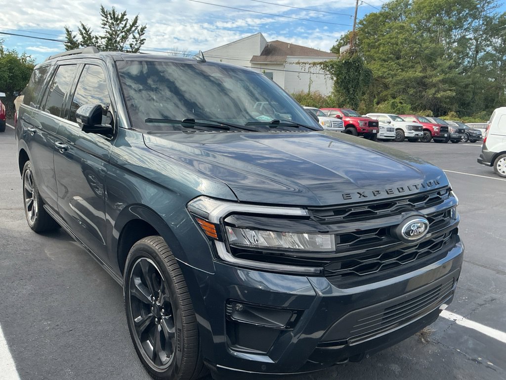 Used 2022 Ford Expedition Limited AWD/4WD image 2