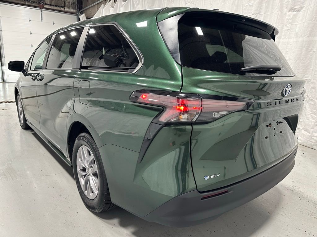 Used 2025 Toyota Sienna LE FWD image 5