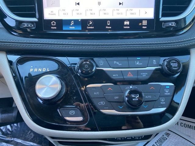 Used 2023 Chrysler Pacifica Touring-L image 16