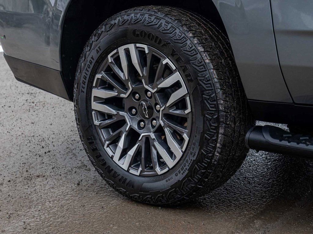 Used 2025 Chevrolet Suburban Z71 image 9