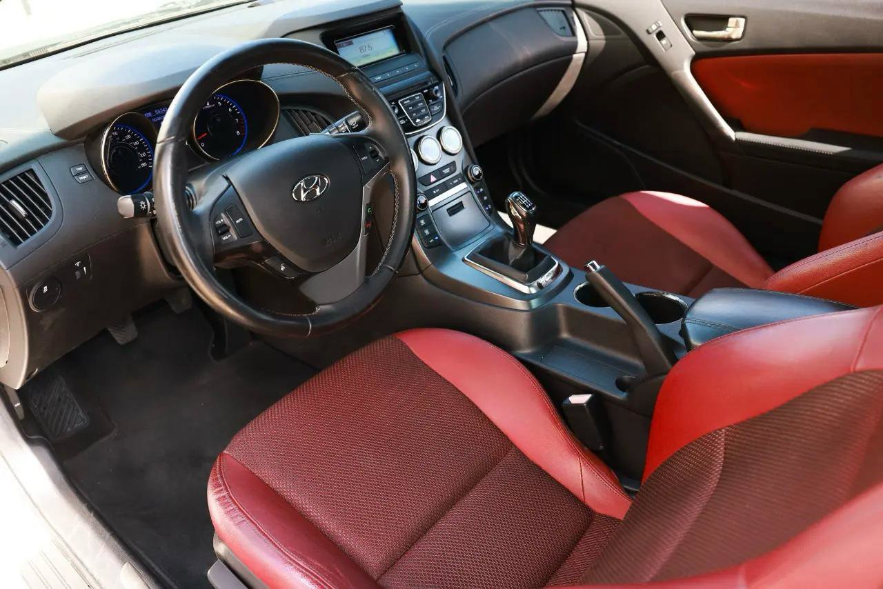 Used 2013 Hyundai Genesis 3.8 image 4