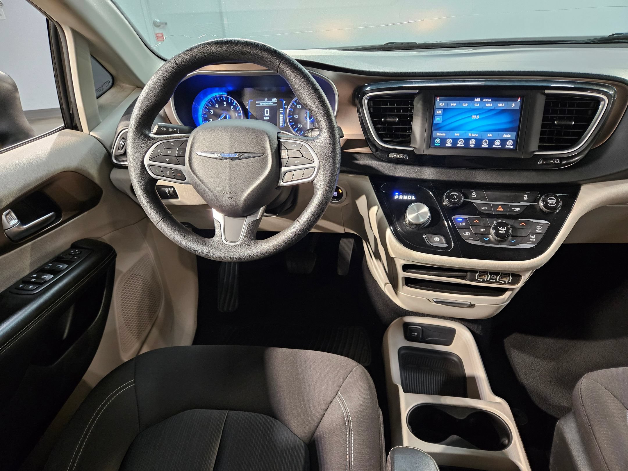 Used 2021 Chrysler Voyager L FWD image 9