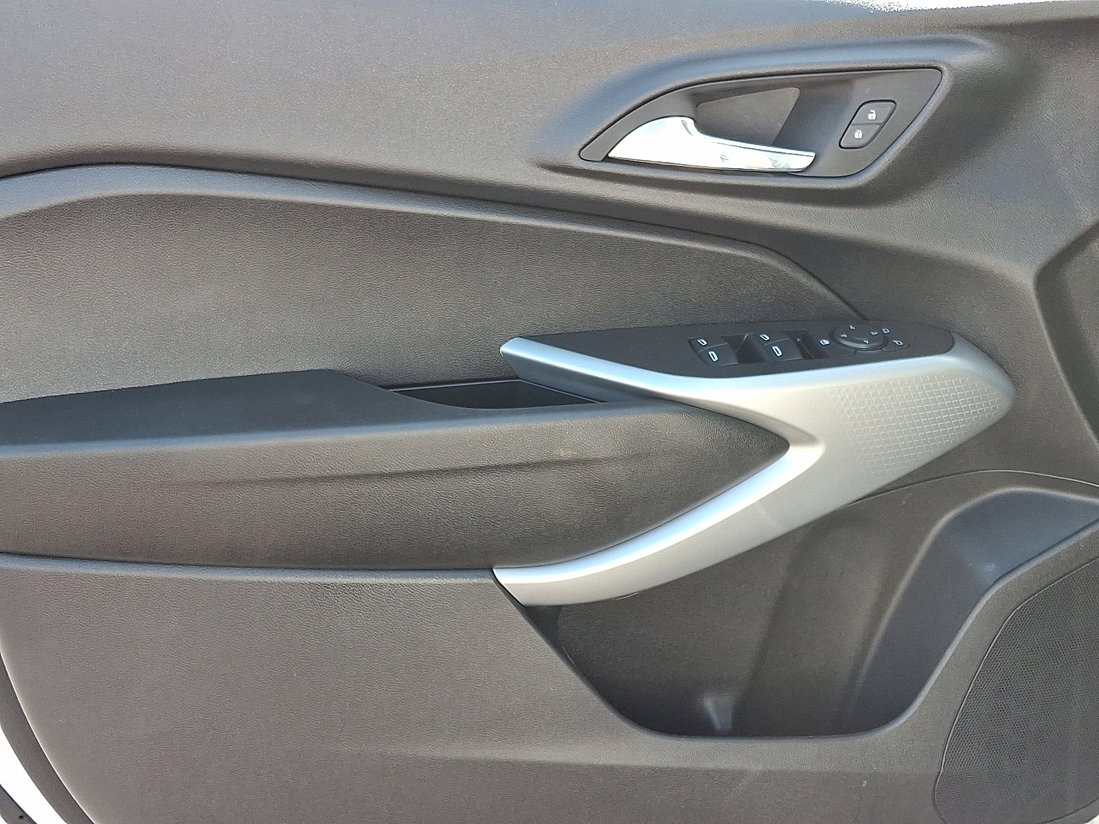 Used 2025 Chevrolet Trax LS image 13