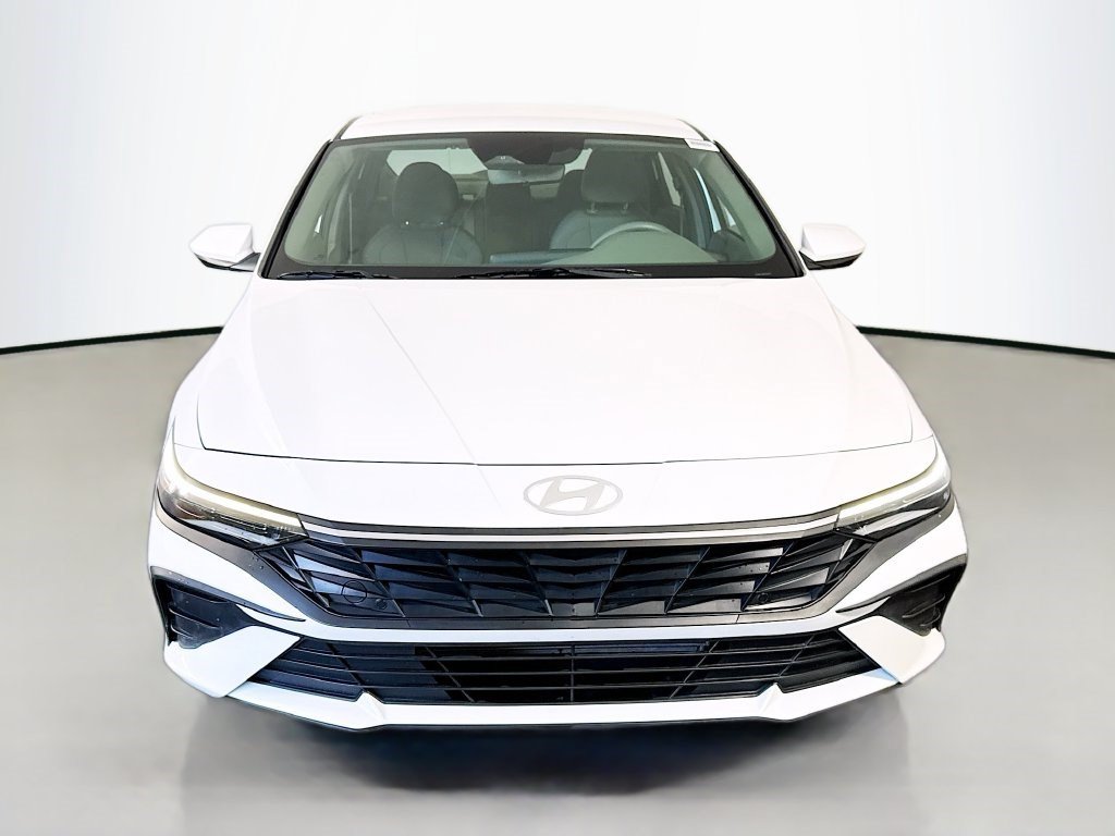 Used 2025 Hyundai Elantra SE FWD image 2