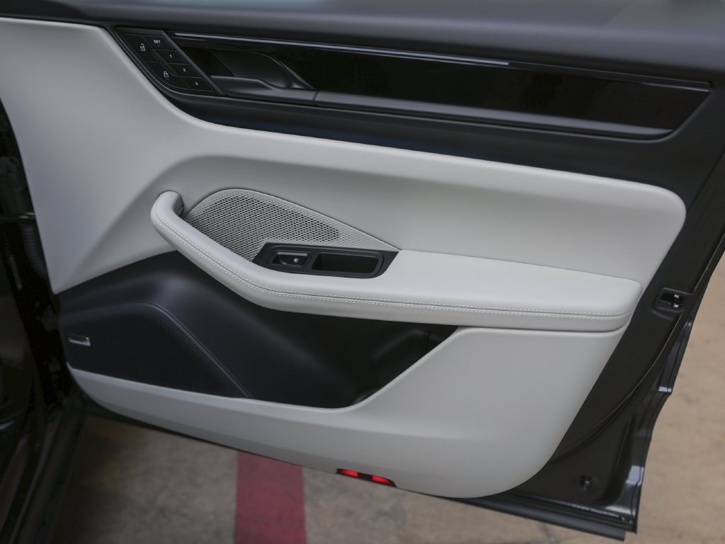 New 2026 Porsche Macan Electric RWD image 32