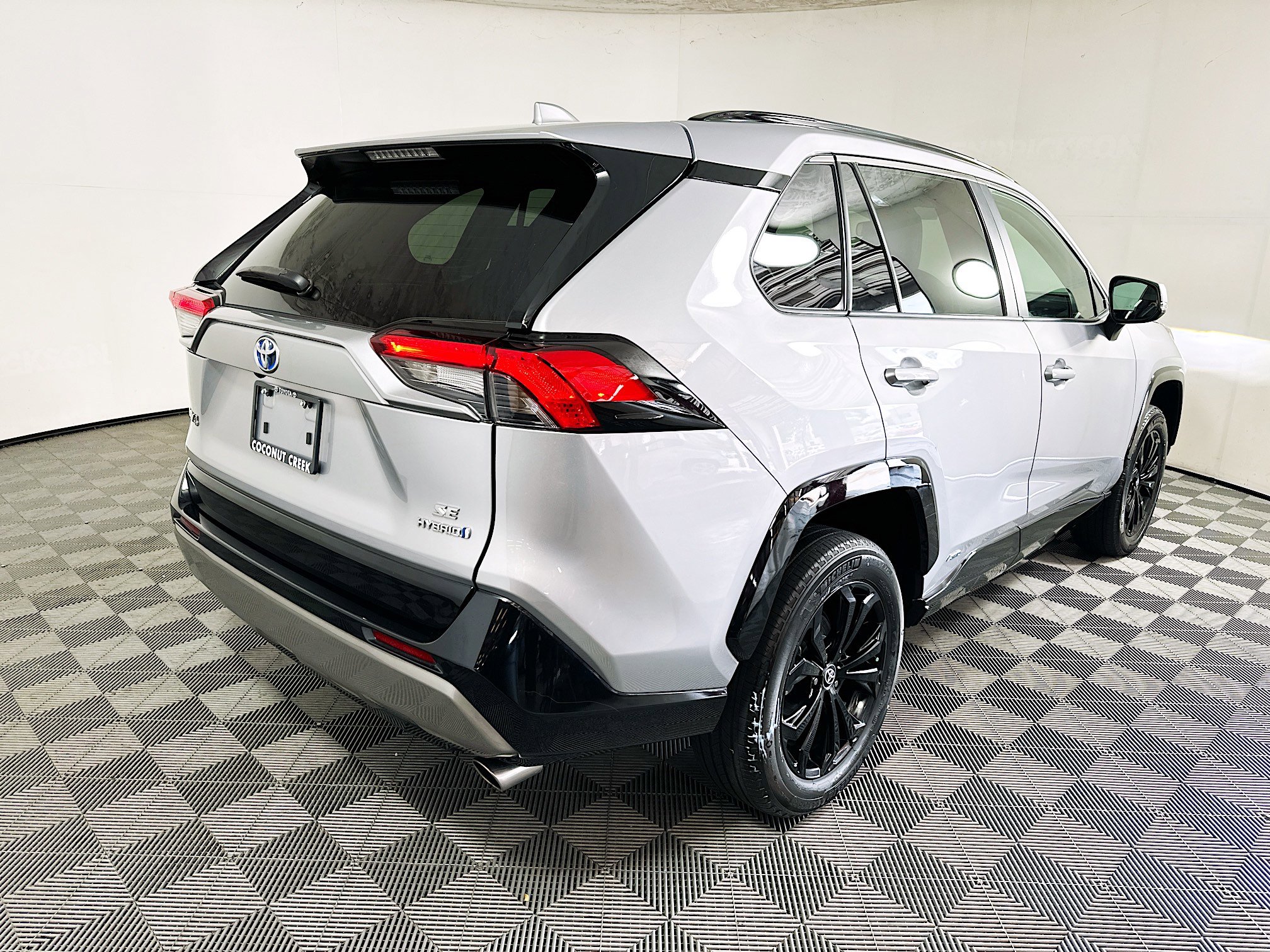Used 2023 Toyota RAV4 SE AWD/4WD image 3
