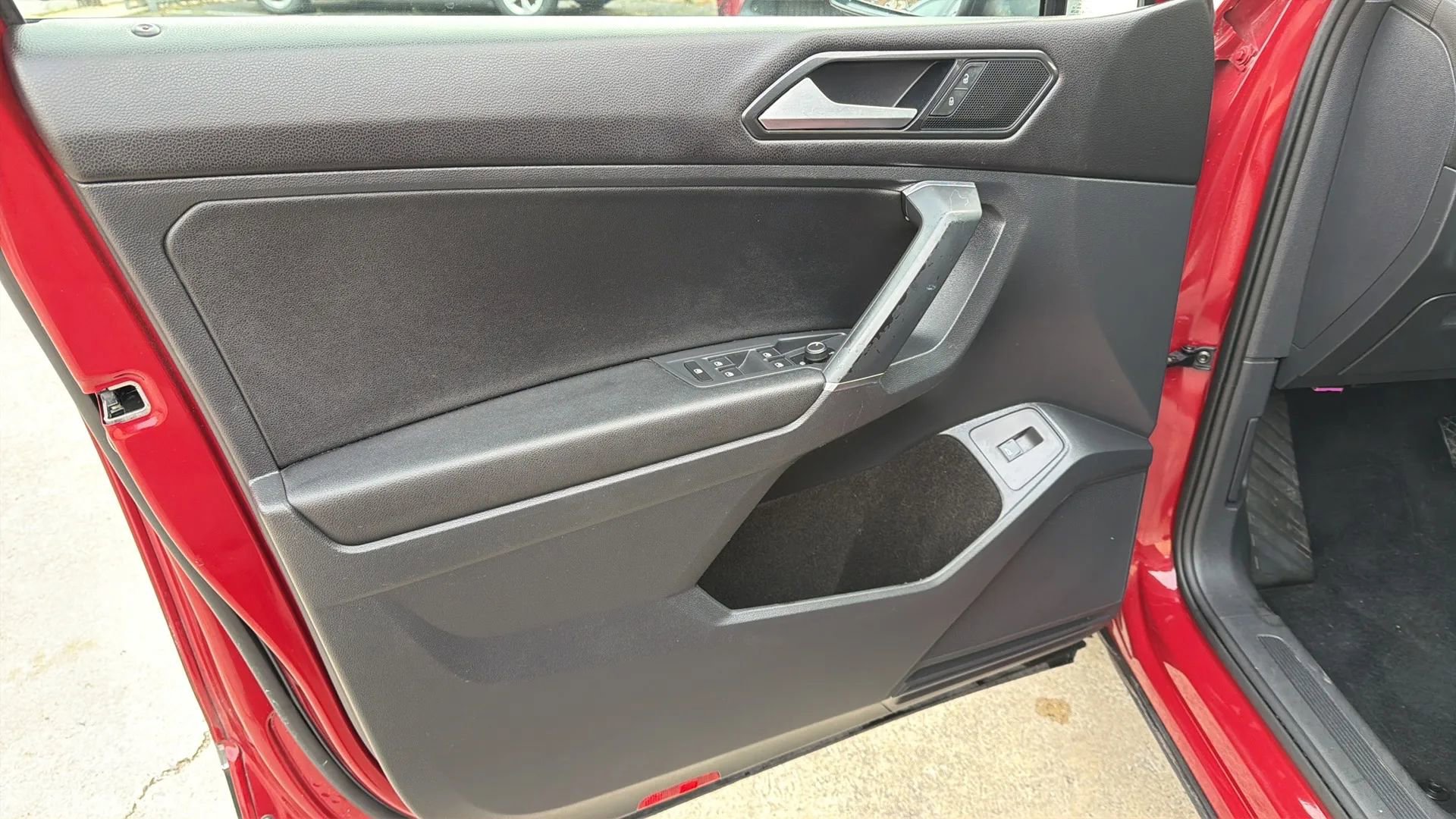 Used 2018 Volkswagen Tiguan SEL FWD image 23