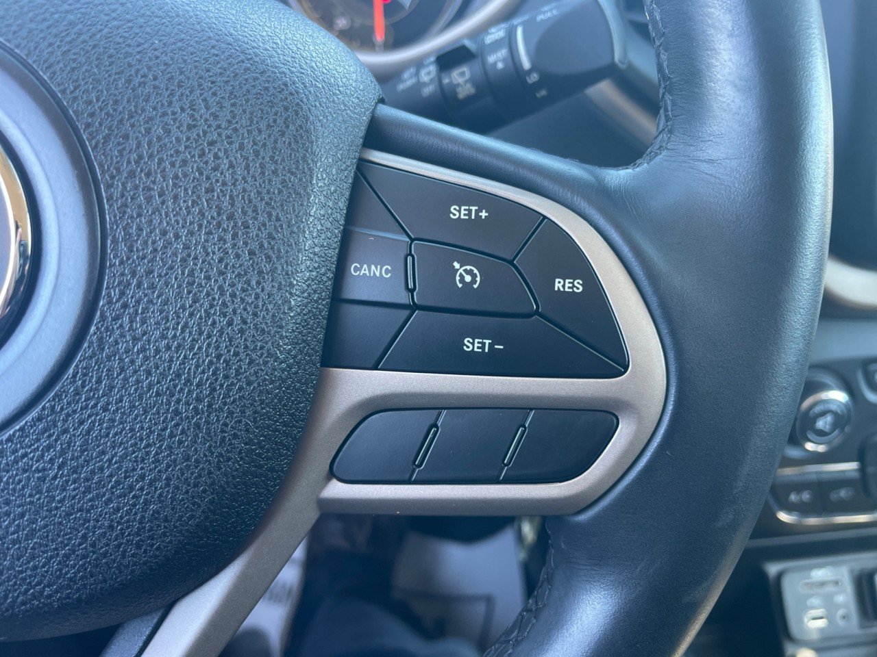 Used 2017 Jeep Cherokee Latitude FWD image 22