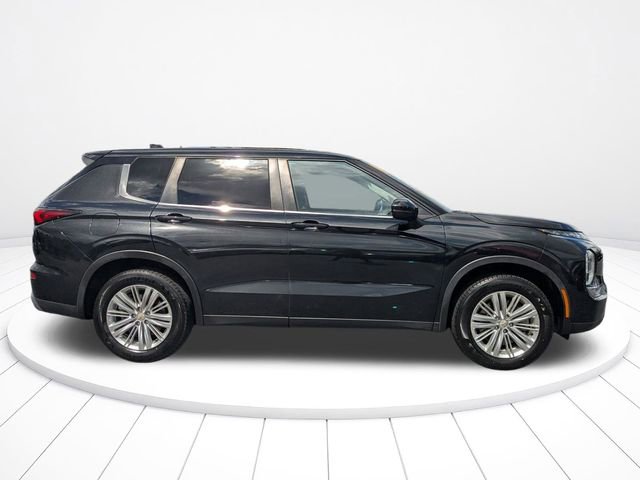 Used 2022 Mitsubishi Outlander ES FWD image 2