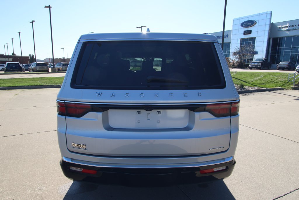 Used 2023 Jeep Wagoneer Series III w/ Preferred Equipment Group AWD/4WD image 17