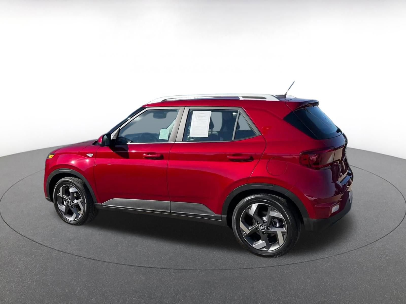Used 2025 Hyundai Venue SEL FWD image 10