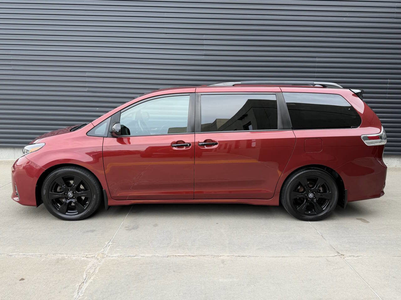 Used 2020 Toyota Sienna SE FWD image 9