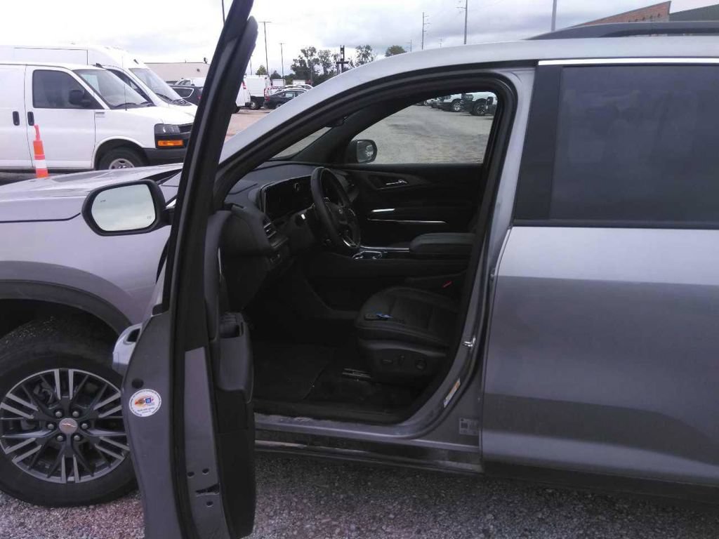 Used 2025 Chevrolet Traverse LT w/ Driver Confidence Package AWD/4WD image 2