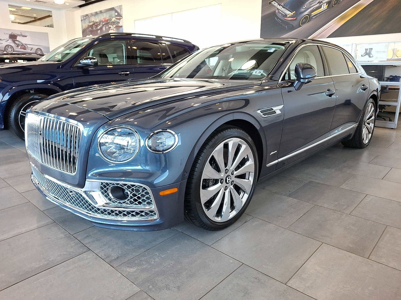 Used 2023 Bentley Flying Spur Azure image 3